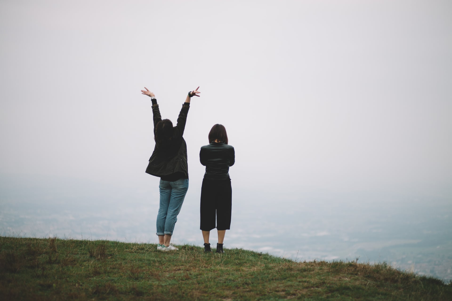 Take like friend. Счастье Минимализм. Минимализм отношения. Человек Минимализм. Минимализм в жизни.