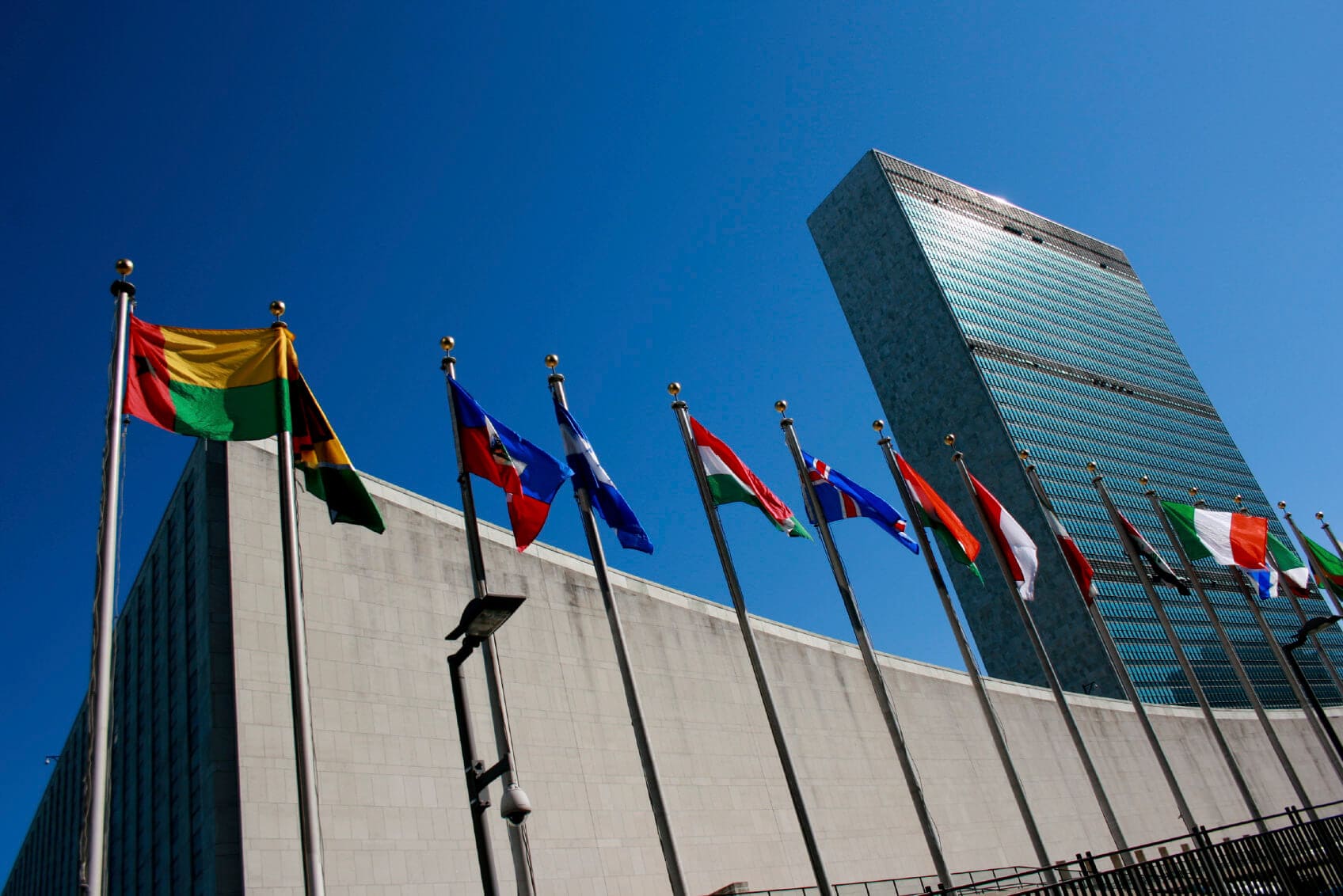Оон франция. Сб ООН. Совбез ООН. Совет безопасности ООН фото. Здание ООН В Нью-Йорке флаги.